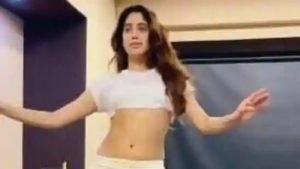Janhvi Kapoor performs belly dance to Kareena Kapoor's San Sanana, friends compare her to Shakira. Watch